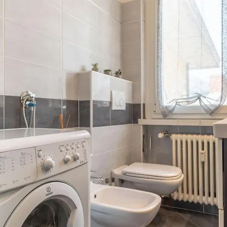 Al Mini, Ospitar Apartament